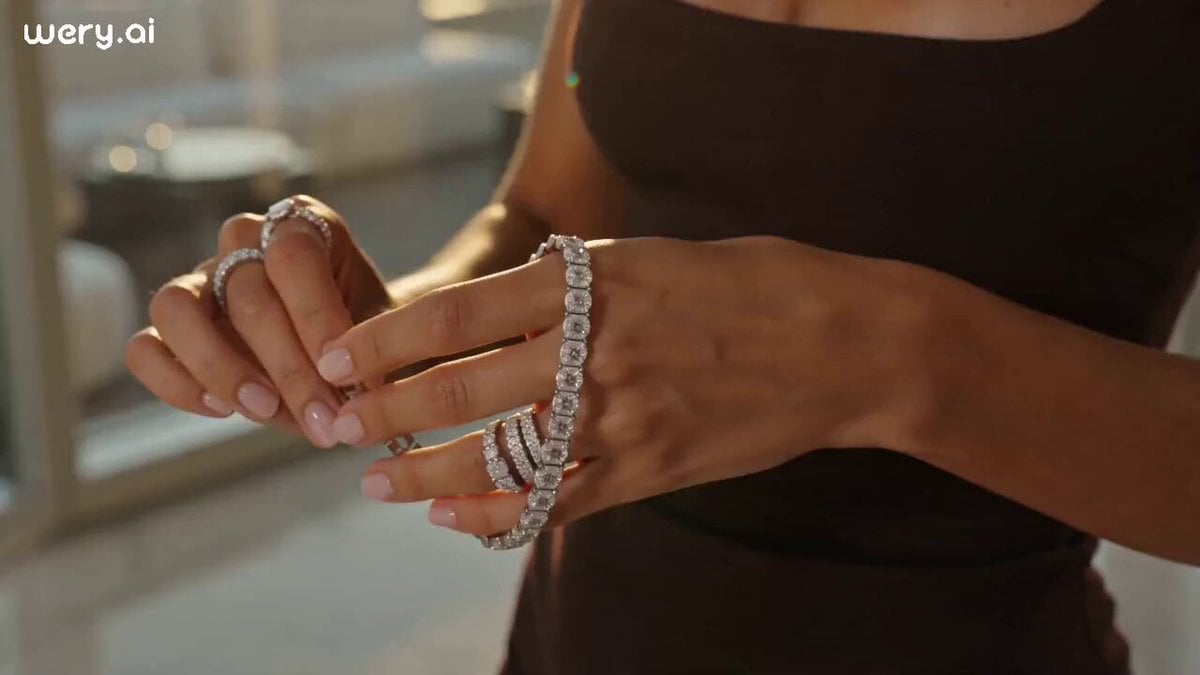 A cinematic 15-second luxury jewelry ad featuring a confident young woman in